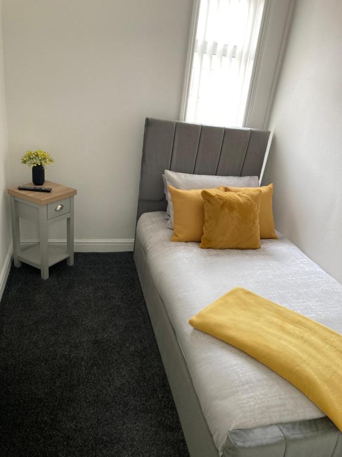 Cheshire Home Stays Crewe Extérieur photo