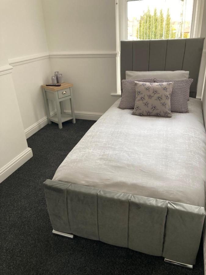 Cheshire Home Stays Crewe Extérieur photo